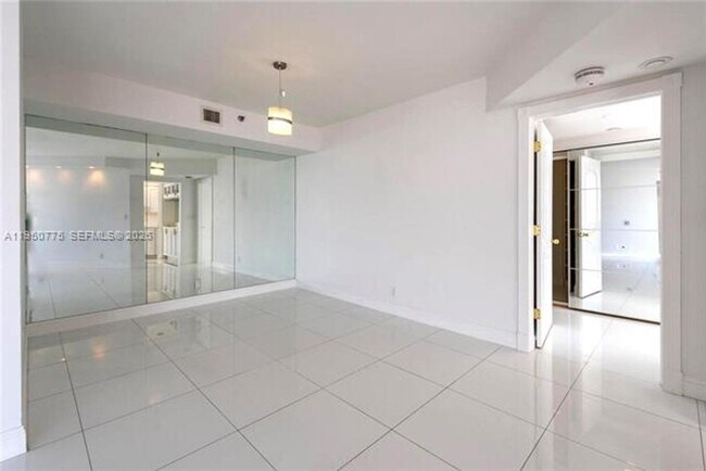 Photo - 1000 W Island Blvd Unidad 1000 W Island Blvd  2410