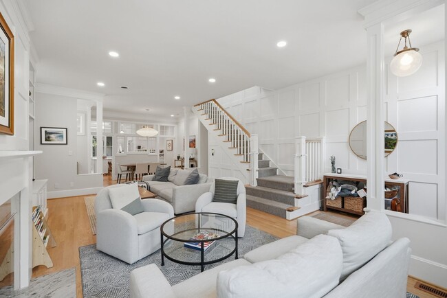 Building Photo - Capitol Hill Victorian Home | 3 Bed | 2.5 Bath | 2,700 Sf | Patio & Screened-In Porch | 2 Surface...