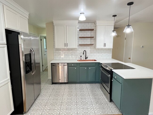 Building Photo - Charming 3-Bedroom Home - Close to Everything - Tons of Upgrades