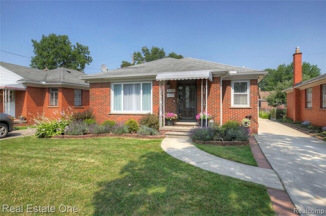 Photo - 8126 Dale St