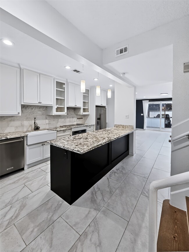 Building Photo - 1201 McDuffie St Unit 118