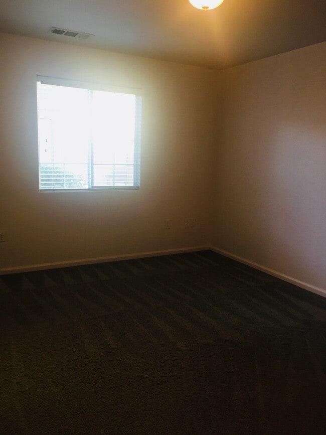 Photo - Spacious Apartment!!!