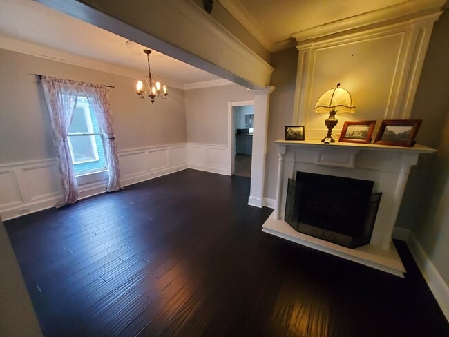 Photo - 633 Moulton St E