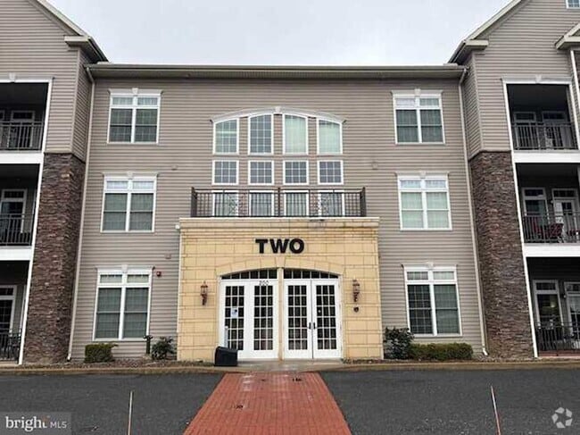 Building Photo - 2-Bedroom Townhome for professionals - Sta...