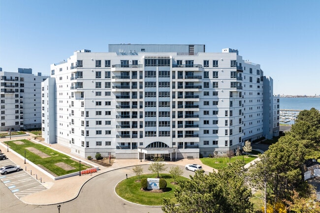 1001-2001 Marina Drive is located in the Marina Bay submarket in Quincy. - Marina Point Apartments