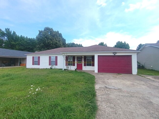 Building Photo - 3Bed/2Bath house w/ den & spacious backyard