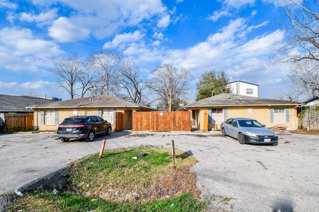 Building Photo - 3707 Seabrook St Unit 3