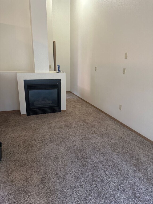 Photo - Townhouse Close to COCC! All Appliances, W/D Hook-up, Attached Garage, Water/Sewer paid!