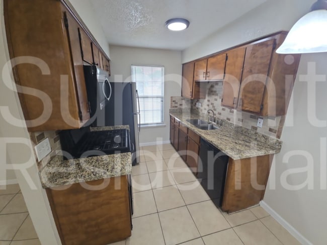 Photo - 900 E Leslie Cir
