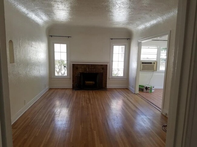 Building Photo - 927 Havenhurst Dr Rental