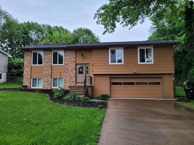 Coralville 4 bedroom 2.5 bath, 2 stall attached garage, fenced yard! - Coralville 4 bedroom 2.5 bath, 2 stall attached garage, fenced yard!