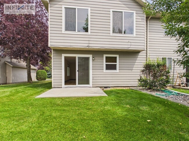 Building Photo - 3 Bedroom End Unit in Bozeman