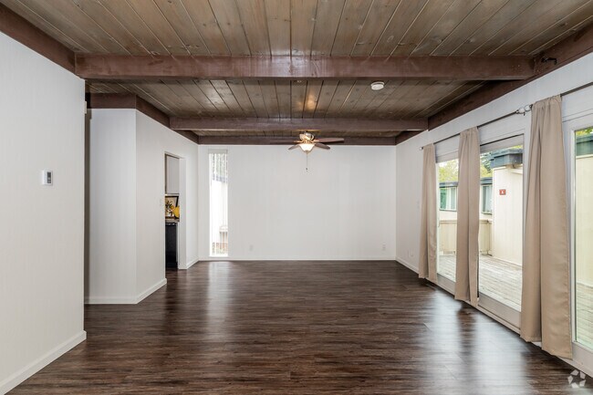 2 habitaciones, 2 baños, sala de estar de 1000 pies cuadrados - North Street Apartments