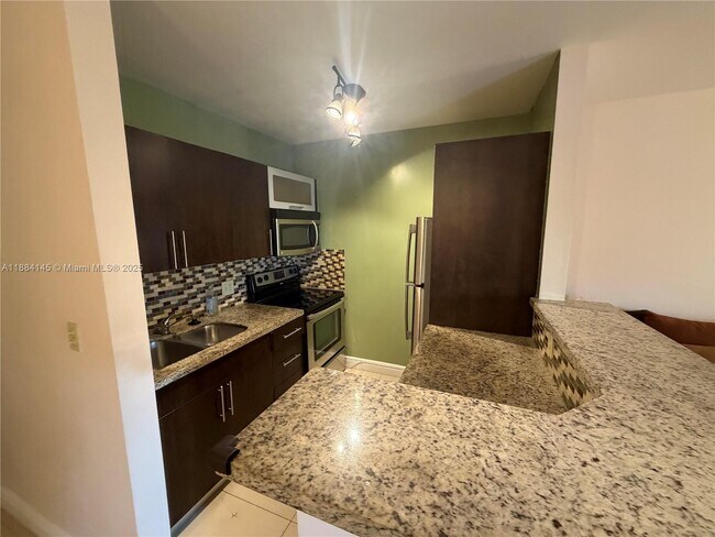 Photo - 467 Golden Isles Dr Unidad 205