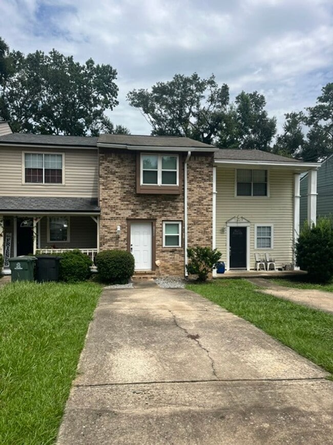 Building Photo - Stunning 2 Bed, 2 1/2 Bath Townhouse Available Now