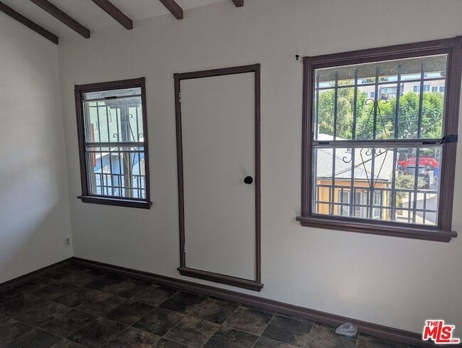 Photo - 644 W 40th Pl