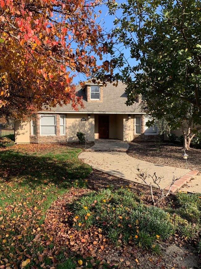 Building Photo - 4 Bedroom 3 Bath Home