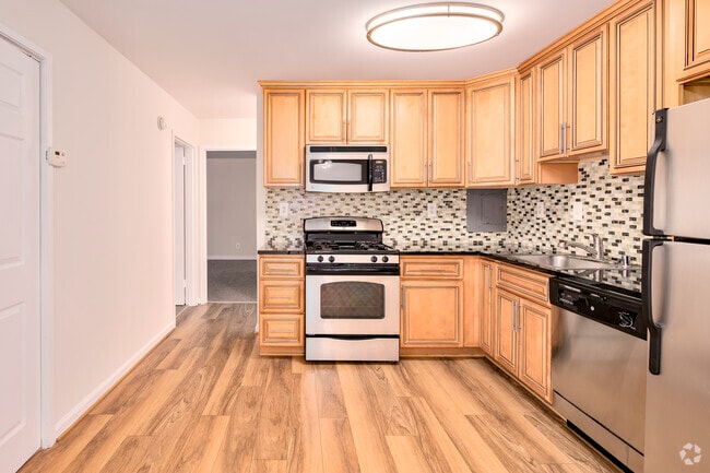 2BR, 1BA - 940SF - Kitchen