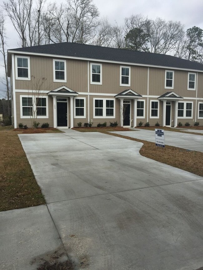 Building Photo - 3BR 2.5BA TOWNHOME