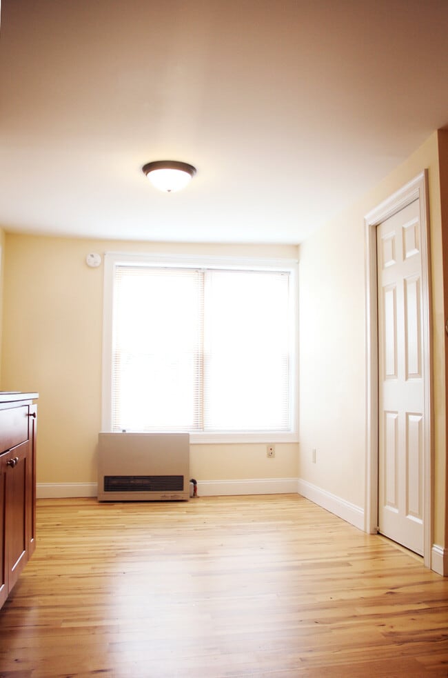 Building Photo - 155 Maple St Unit APT 1