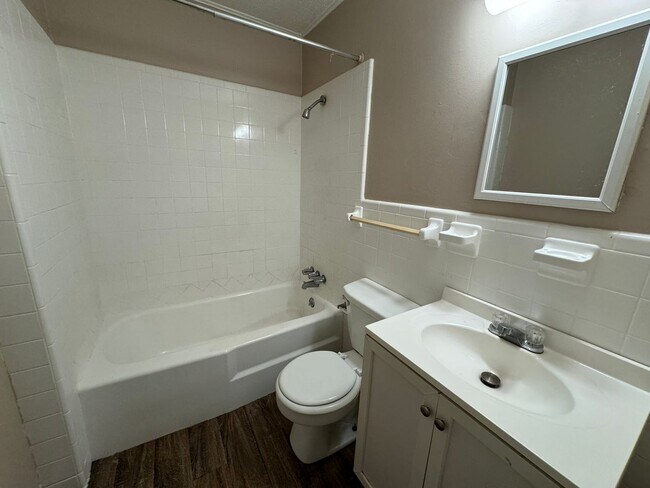 Photo - 2/1 Apartment Centrally Located in Newport! Unit Apt #12