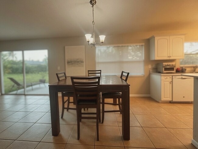 Shared dining area. - 822 Nicholas Pky W
