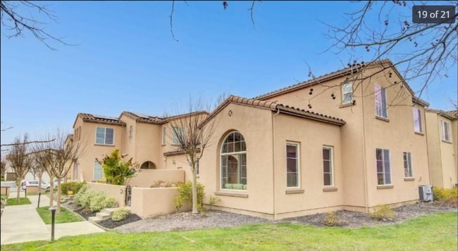 End Unit Townhome with Privacy and Lots of... - End Unit Townhome with Privacy and Lots of...