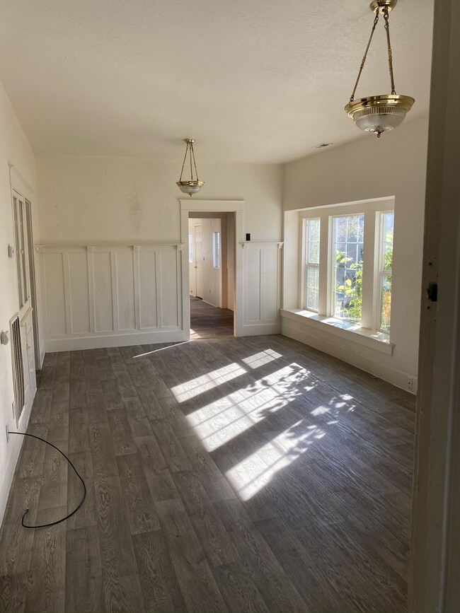 Photo - 719 NE 10th St