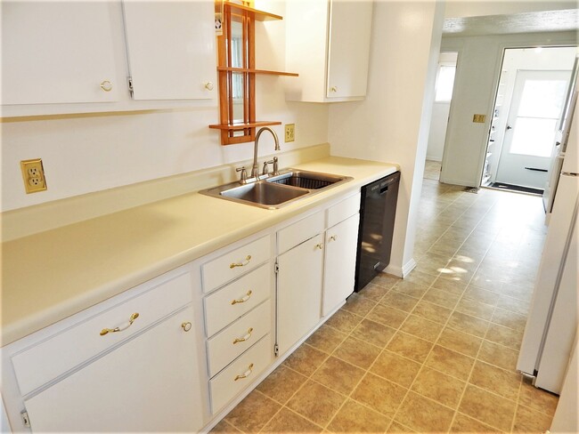 Kitchen - 94 High St Townhome