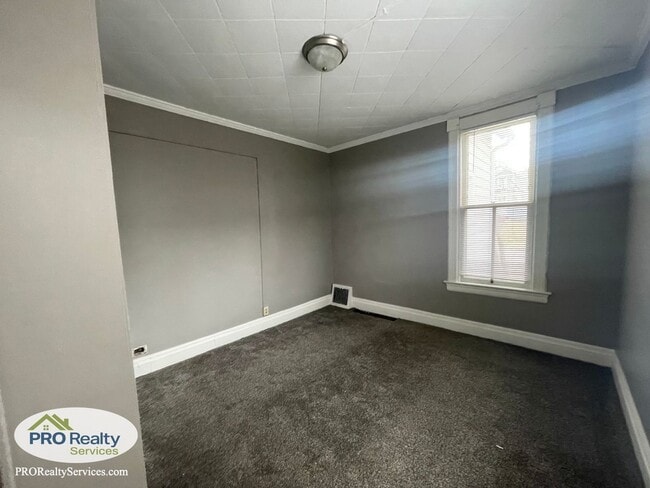 Photo - 264 Sidney St E