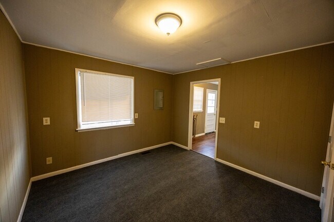 Photo - 200 Sycamore St N