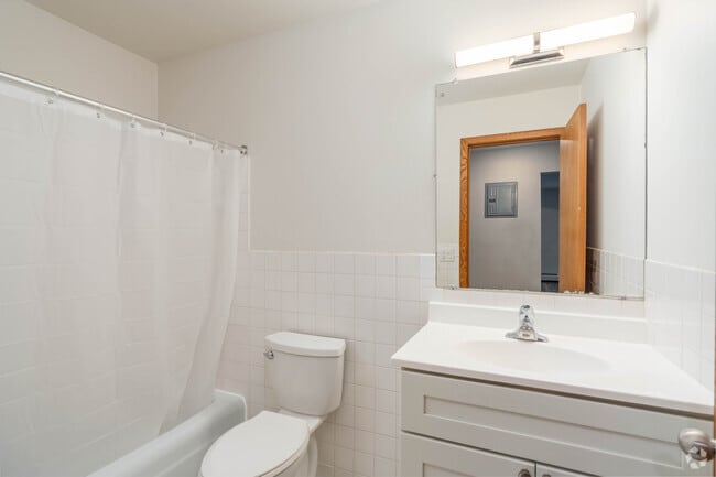 1BR,1BA - 650SF - Bathroom