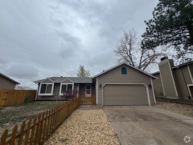 Building Photo - Spacious, Updated 5BD Home with Majestic V...