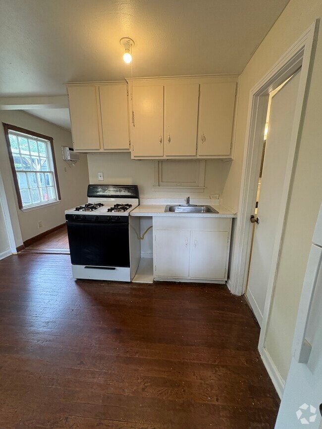 Building Photo - 208 Claremont Ave Unit Claremont Apartment B