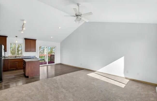 Photo - 823 Thompson Dr