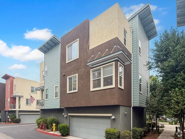 Building Photo - Great 2B/2.5BA Townhome in Escondido!