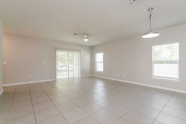 Photo - 370 Colonade Ct