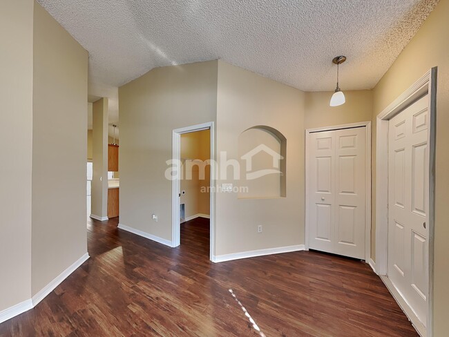 Photo - 635 Sedgewood Cir