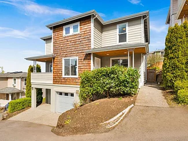 Building Photo - Spacious 3-Story Home with 2 Car Garage and Large Deck!