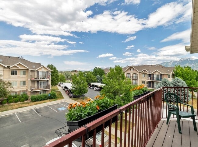 Photo - Bright 3-Bed, 2-Bath Condo with Mountain Views & Community Amenities Unidad None
