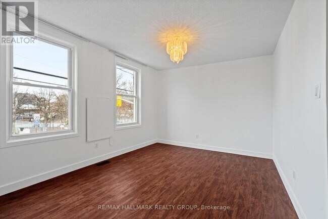 Photo - 378 Booth St