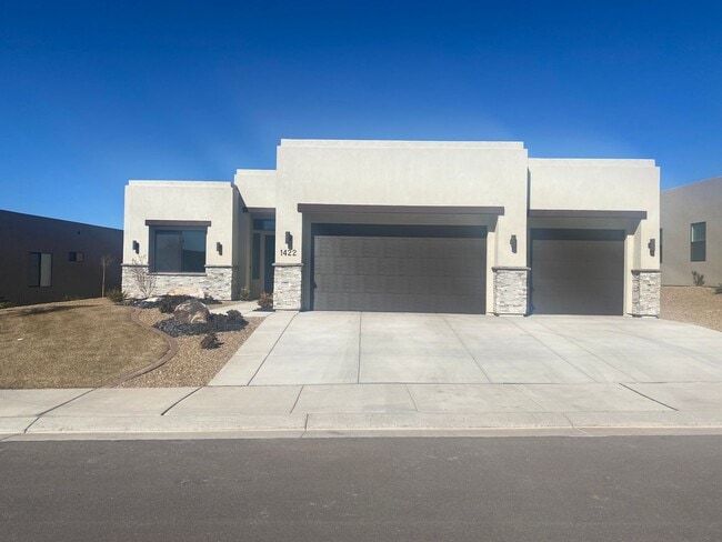 Building Photo - Beautiful home in the Ledges