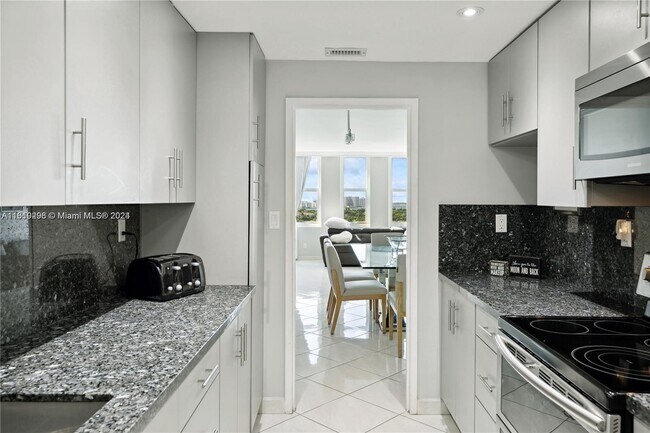 Photo - 5401 Collins Ave Unit 1123