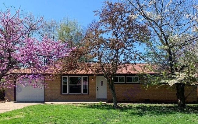 Building Photo - 3-Bedroom/1-Bathroom Home – Available August!