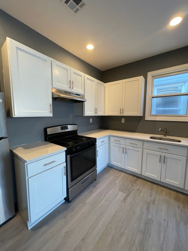 Building Photo - 662 Grove St Unit 1R Rental