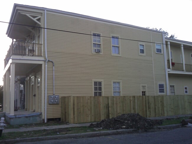 Building Photo - 2001-2003 Baronne St Rental