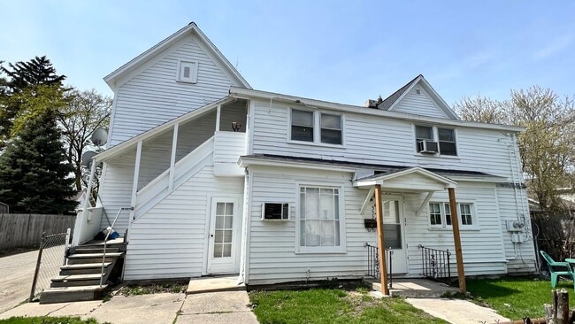 Building Photo - 553 Fremont Ave NW Unit Apt 1