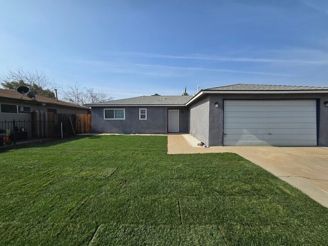 Patio delantero (nuevo paisajismo) - 4577 N Lorna Ave