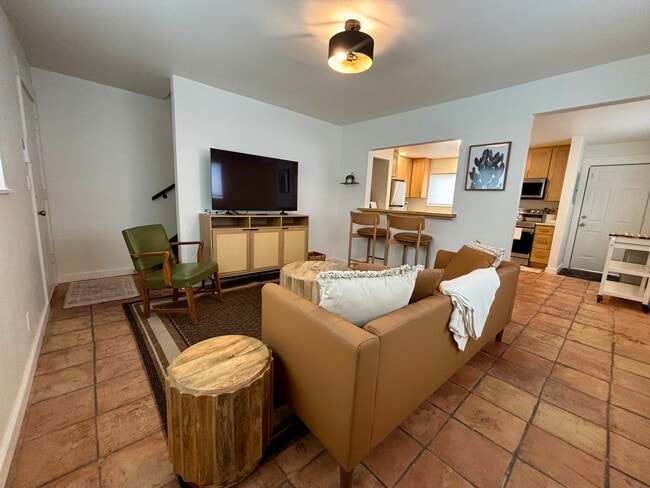 Loving room - 337 D St