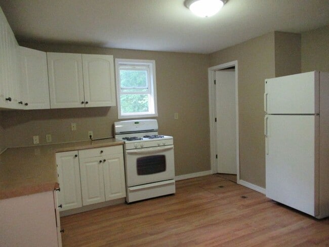 Building Photo - 2 bedroom house with a shed.